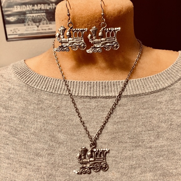 Cute train engine necklace & earrings - Picture 2 of 3